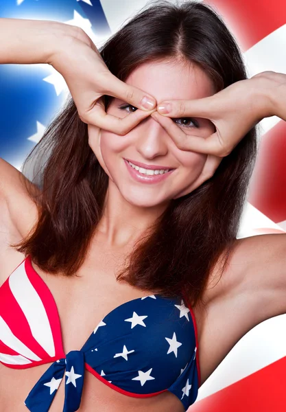 20-25 años hermosa mujer en traje de baño con bandera americana a —  Fotos de Stock