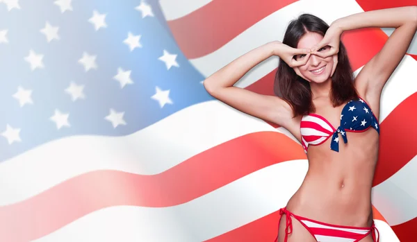 20-25 anni bella donna in costume da bagno con bandiera americana a — Foto Stock