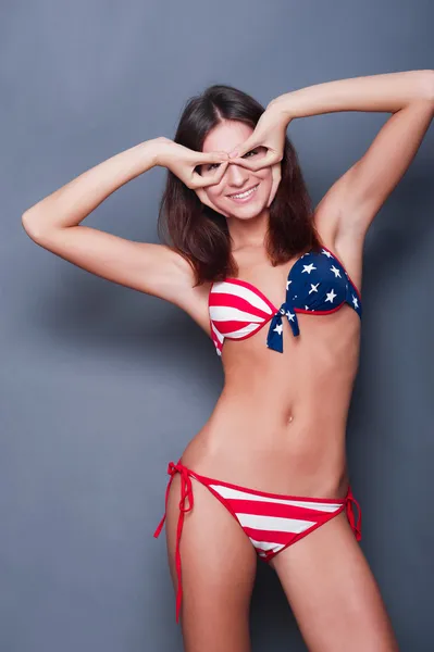 20-25 Jahre alte schöne Frau im Badeanzug mit amerikanischer Flagge — Stockfoto