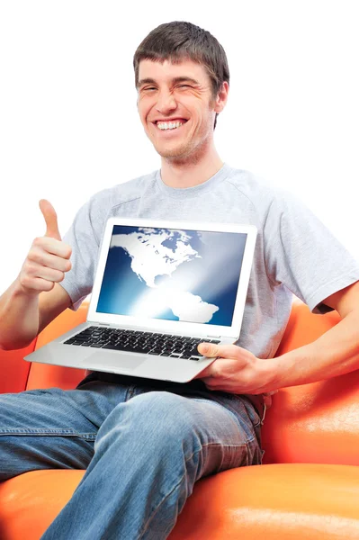 Młody człowiek trzyma jego laptop — Zdjęcie stockowe