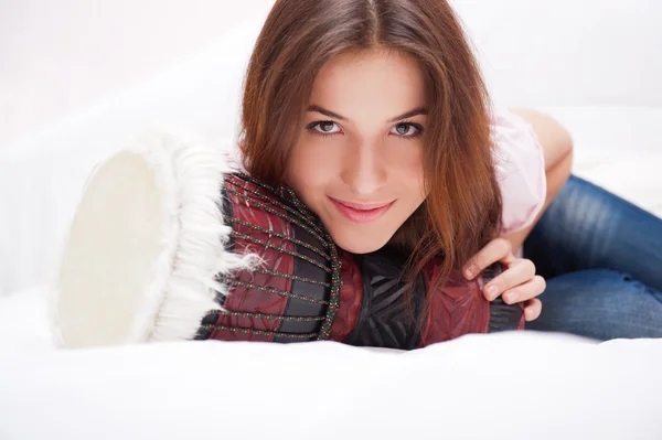 Glückliche junge hübsche Frau zu Hause, lächelnd und arabische tra spielend — Stockfoto