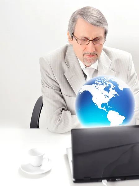 Retrato de un hombre de negocios mayor con una computadora y una taza . — Foto de Stock