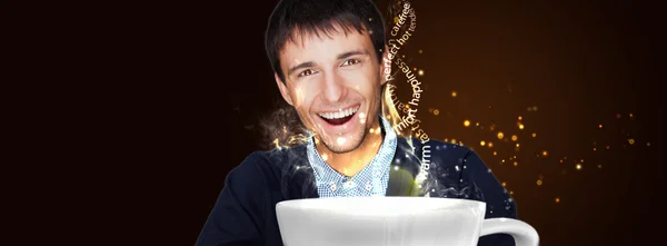 Porträt eines jungen Mannes, der Kaffee trinkt und in die Kamera blickt. s — Stockfoto