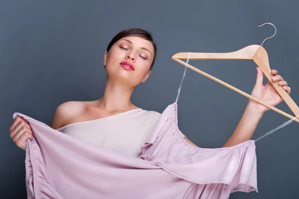 Πορτρέτο του αρκετά μοντέρνα γυναίκα προσπαθεί νέα ρούχα. μόδα — Φωτογραφία Αρχείου
