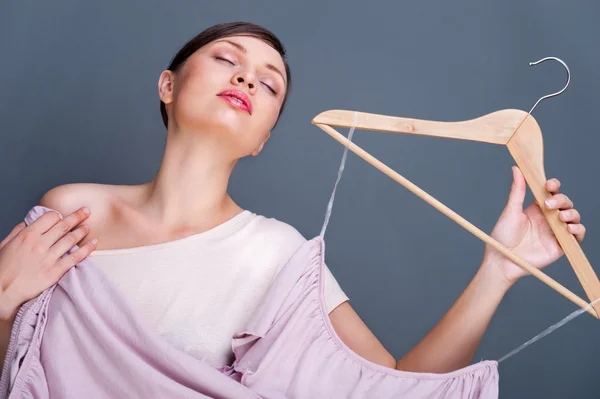 Πορτρέτο του αρκετά μοντέρνα γυναίκα προσπαθεί νέα ρούχα. μόδα — Φωτογραφία Αρχείου