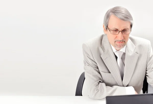 Портрет пожилого бизнесмена с компьютером и чашкой . — стоковое фото