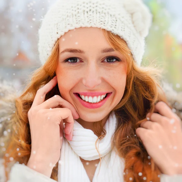 Kışın açık havada güzel genç Kızıl saçlı kadın portresi lo — Stok fotoğraf