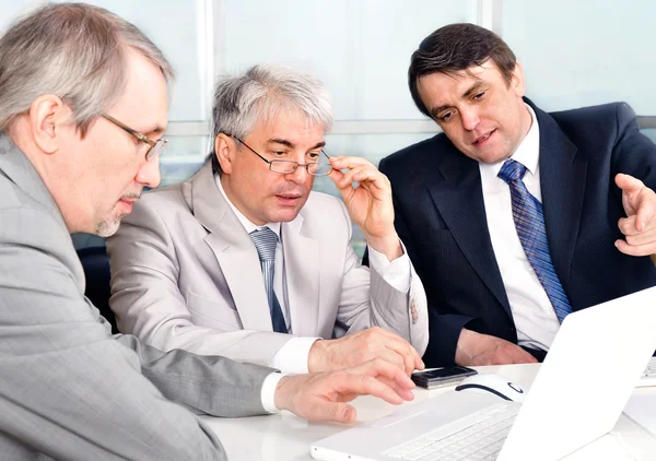 Portret van drie zakenlieden op de computer. — Stockfoto
