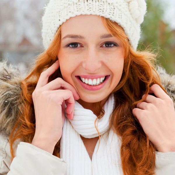 Retrato de hermosa mujer de pelo rojo joven al aire libre en invierno lo —  Fotos de Stock