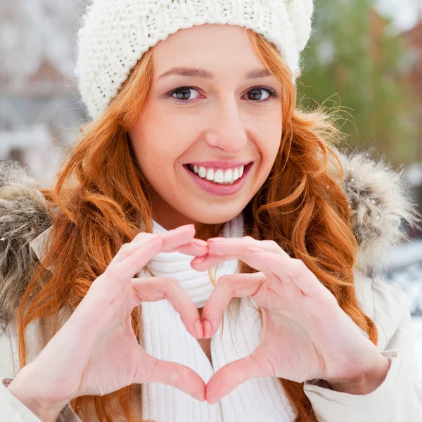 Ritratto di bella giovane donna capelli rossi all'aperto in inverno lo — Foto Stock