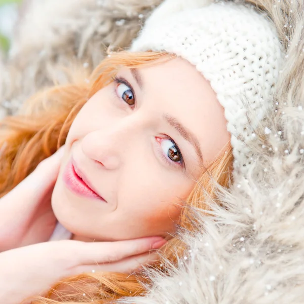 옷을 입고 따뜻한 겨울 배경에서 예쁜 여자의 초상화 — 스톡 사진
