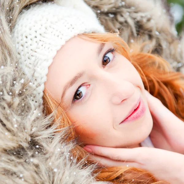 Retrato de menina bonita no fundo do inverno vestindo roupas quentes — Fotografia de Stock