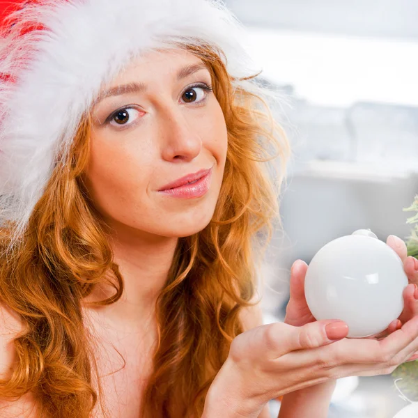 Noel kadının yanına bir Noel ağacı Noel oyuncak ızg holding — Stok fotoğraf