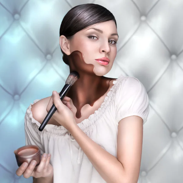Bronzlama krem uygulayarak çekici genç yetişkin kadın portresi — Stok fotoğraf
