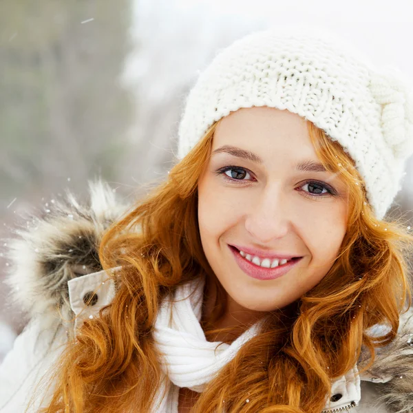 Retrato de una mujer joven y bonita en el parque de invierno — Foto de Stock