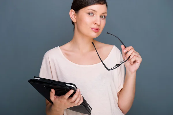 Portrait of young pretty woman holding tablet computer and glass — Stock Photo, Image