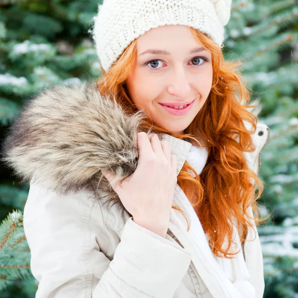 Portret młodej kobiety całkiem w winter park — Zdjęcie stockowe