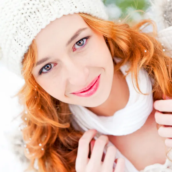Ritratto di bella giovane donna capelli rossi all'aperto in inverno lo — Foto Stock