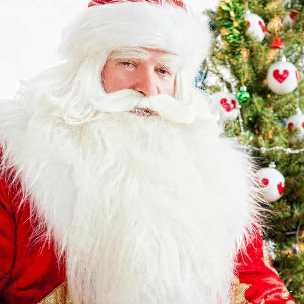 Santa zitten op de kerstboom, open haard — Stockfoto
