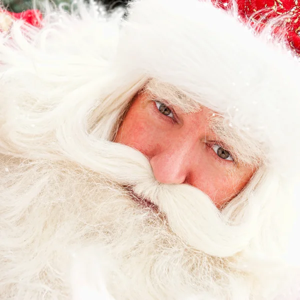 Santa Claus portréja állandó szabadban. Hó esik. Természetes l — Stock Fotó