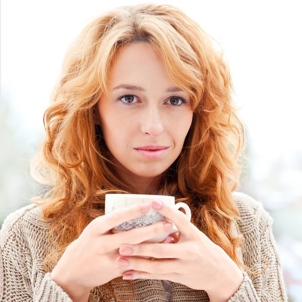 美丽的红头发女孩喝咖啡上冬季 ba 的肖像 — 图库照片