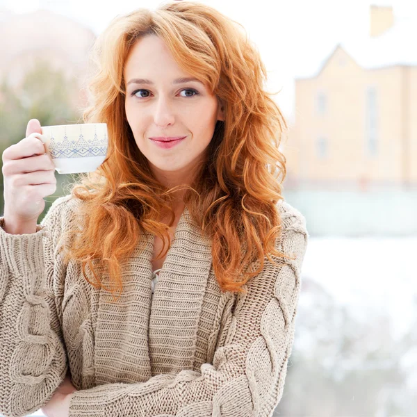 美丽的红头发女孩喝咖啡上冬季 ba 的肖像 — 图库照片