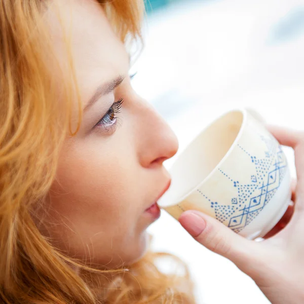 Ritratto di bella ragazza capelli rossi bere caffè in inverno ba — Foto Stock