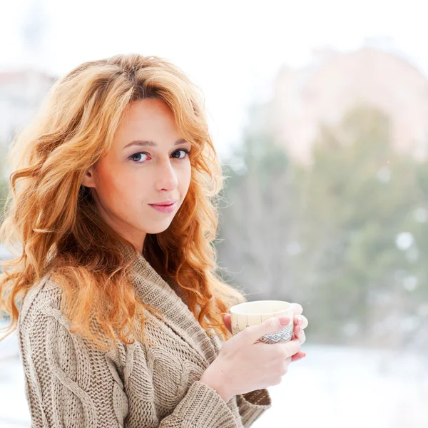Porträt der schönen Rothaarigen, die im Winter Kaffee trinkt — Stockfoto