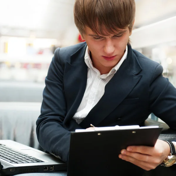Dolgozik laptop a kávézóban a bu jóvágású fiatalember portréja — Stock Fotó