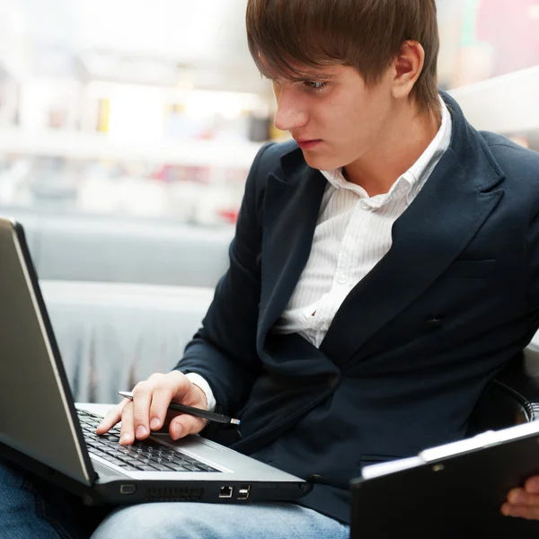 Dolgozik laptop a kávézóban a bu jóvágású fiatalember portréja — Stock Fotó