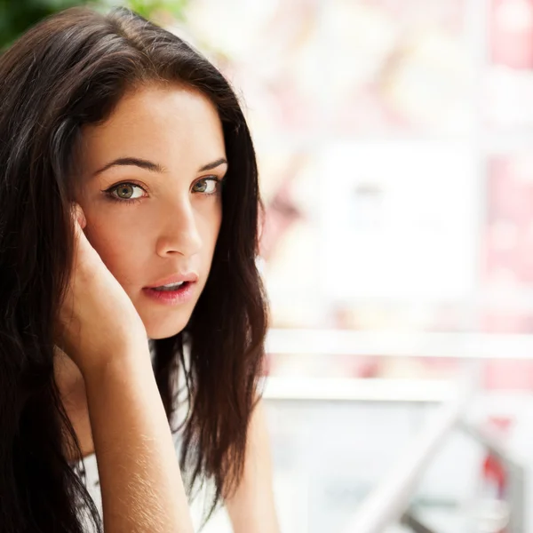 Retrato de una mujer bonita joven hablando con alguien usando la celda p — Foto de Stock