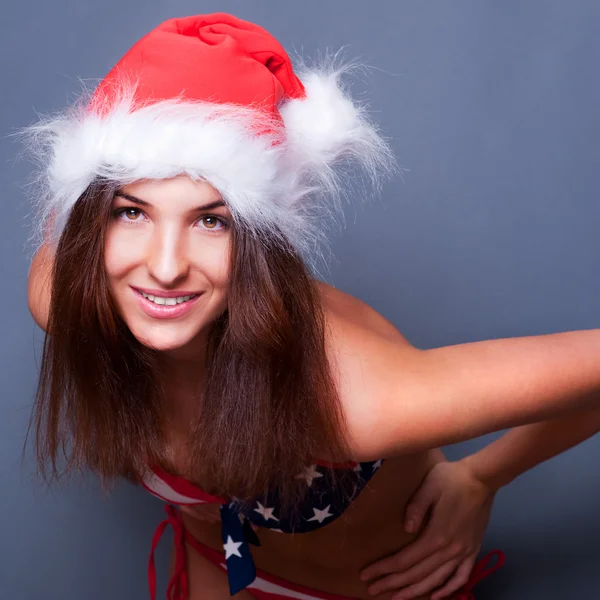 20-25 лет красивая женщина в рождественской шляпе и купальнике с — стоковое фото