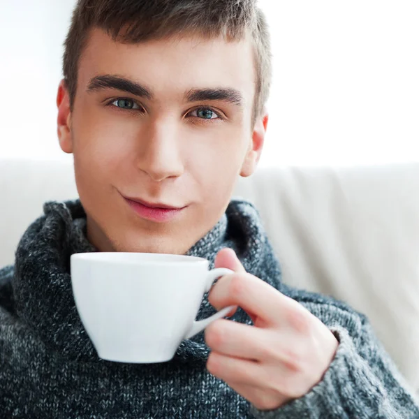 Retrato de un joven tomando café —  Fotos de Stock