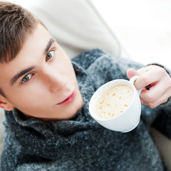 Porträtt av en ung man som dricker kaffe — Stockfoto