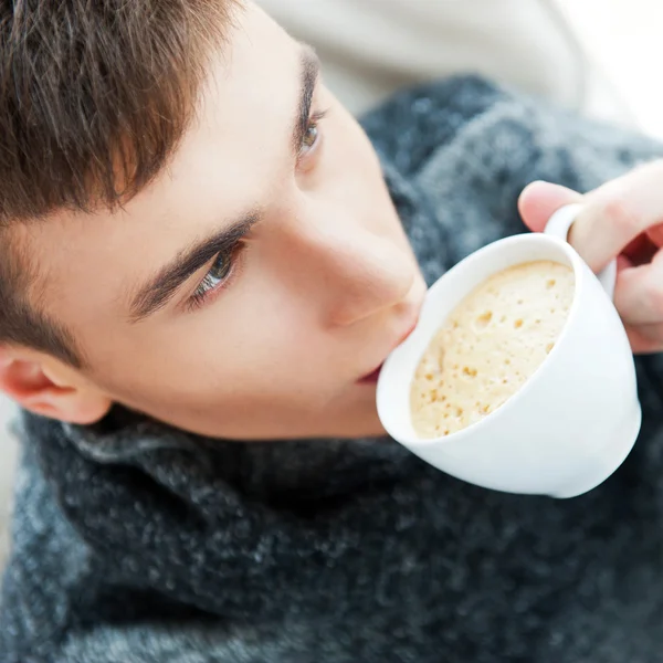 Portret van een jonge man drinken koffie — Stockfoto