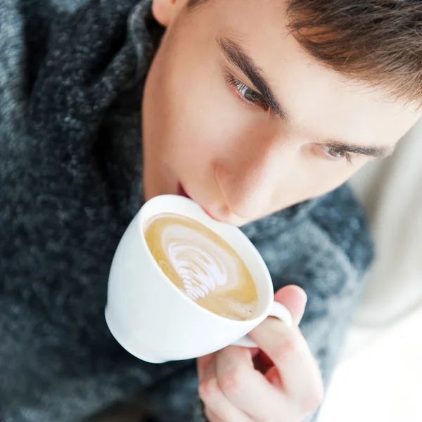 Портрет молодого человека, пьющего кофе — стоковое фото