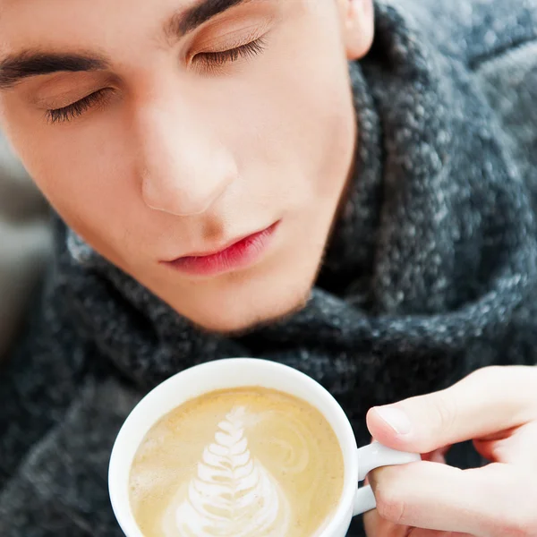 Porträt eines jungen Mannes, der Kaffee trinkt — Stockfoto