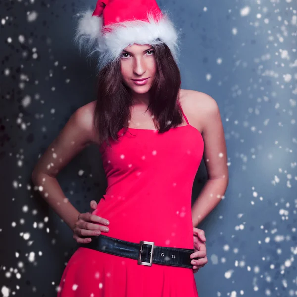 Porträt der schönen jungen Weihnachtsfrau, die mit Weihnachtsmann posiert — Stockfoto