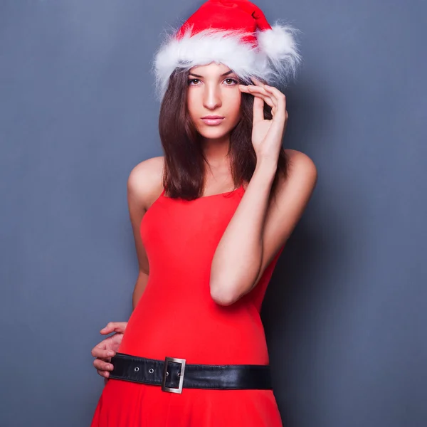 20-25 let od krásná žena v vánoční šaty působícím proti — Stock fotografie