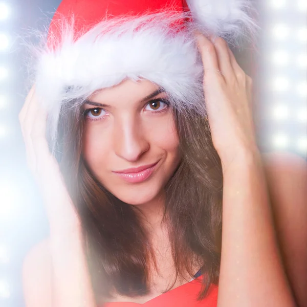 20-25 let od krásná žena v vánoční šaty — Stock fotografie
