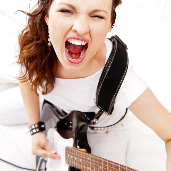 Портрет красивої молодої і привабливої жінки, що грає її гітару — стокове фото
