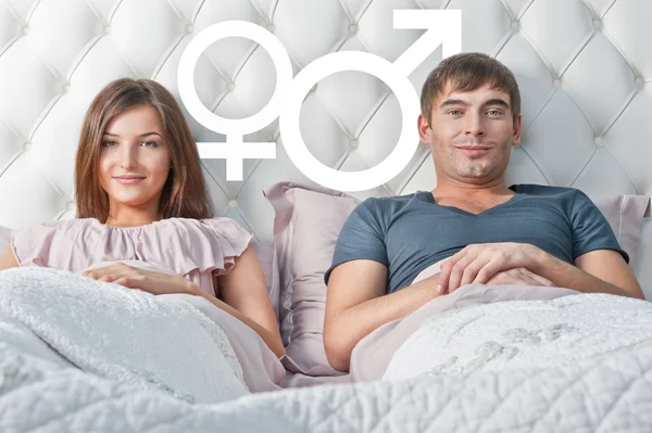 若いカップルが何かについて考えるそのベッドで横になっています。性別 — ストック写真