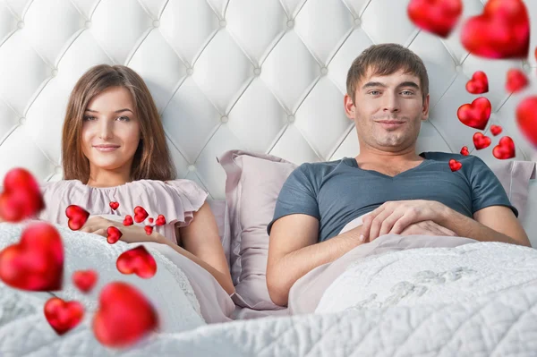 若いカップルが何かについて考えるそのベッドで横になっています。赤彼 — ストック写真