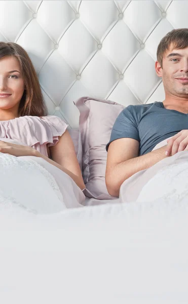 Junges Paar liegt im Bett und denkt über etwas nach — Stockfoto