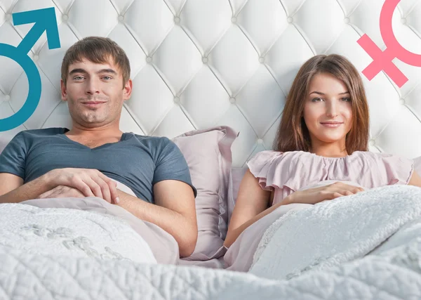 Mladý pár v jejich posteli přemýšlet o něčem. pohlaví — Stock fotografie