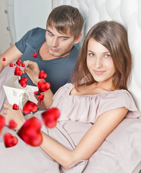 Retrato de perto de um jovem casal feliz relaxando na cama. Mãe... — Fotografia de Stock