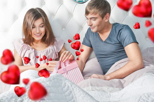 Närbild porträtt av en lycklig ung par avkopplande på sängen. Ma — Stockfoto
