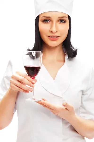 Porträt einer smarten Köchin, die Rotwein verkostet und präsentiert — Stockfoto