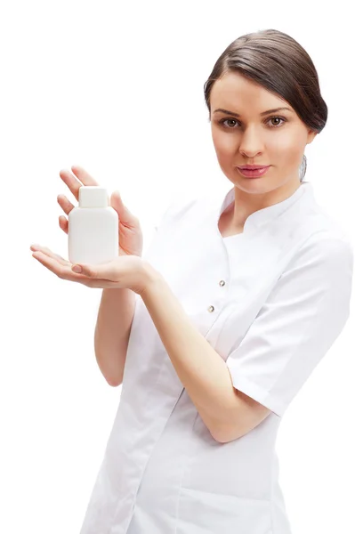 Retrato de una hermosa doctora presentando nueva medicina en — Foto de Stock