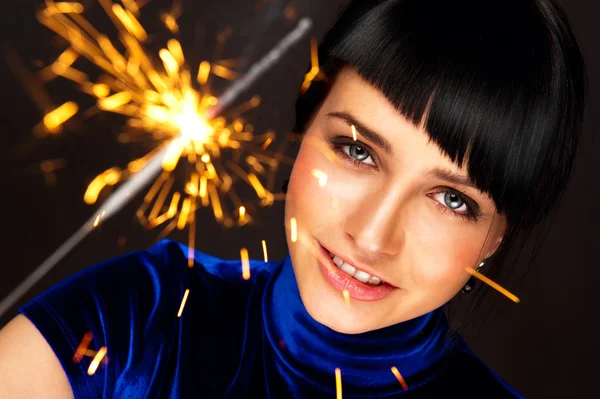 Sparkles tutan genç çekici kutluyor kadın portresi — Stok fotoğraf